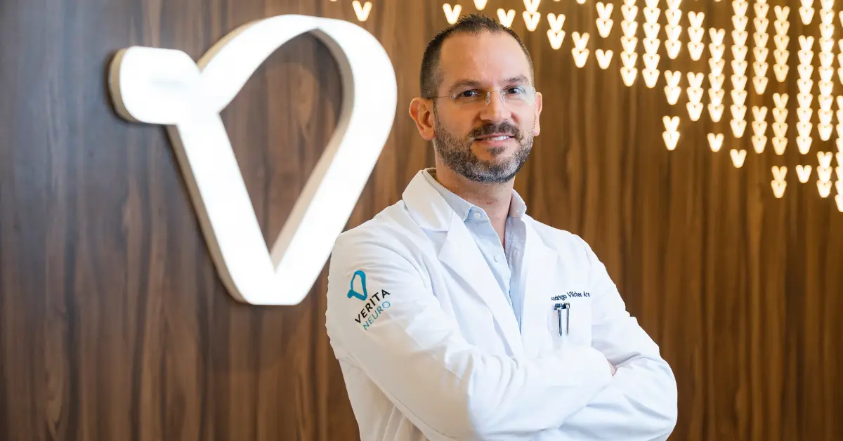 Dr. Rodrigo, Medical Director at Verita Neuro Mexico, stands confidently in front of the Verita Neuro logo, ready to share insights from a recent Q&A session on enhancing spinal cord injury recovery through stem cell treatment.